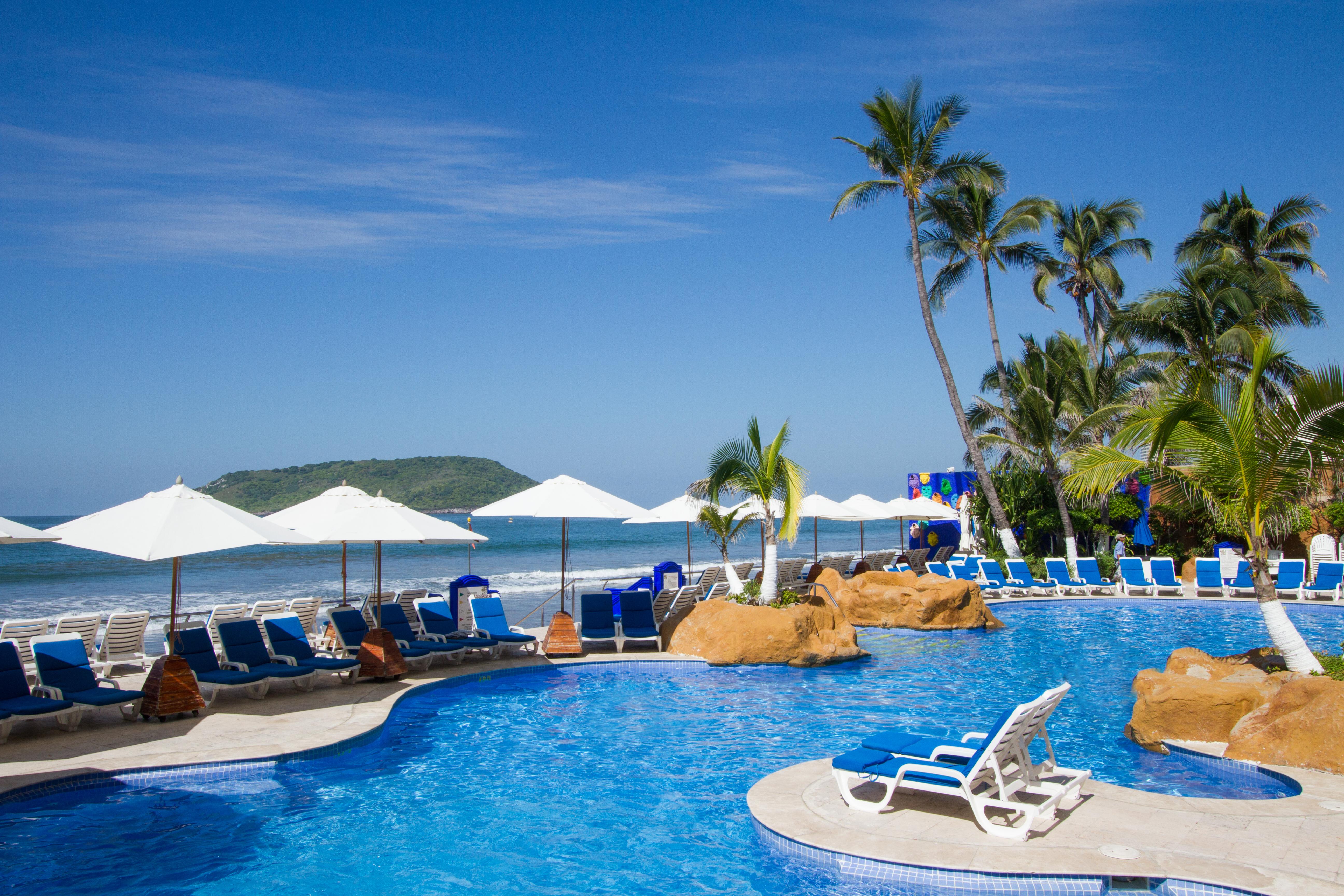 Royal Villas Resort Mazatlán Eksteriør bilde A swimming pool at a resort in Phuket, Thailand