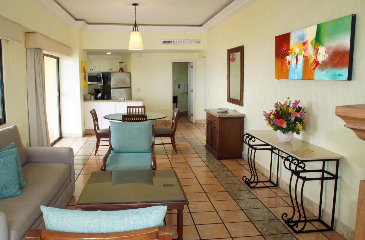 Royal Villas Resort Mazatlán Eksteriør bilde A typical living room at the Grand Hyatt