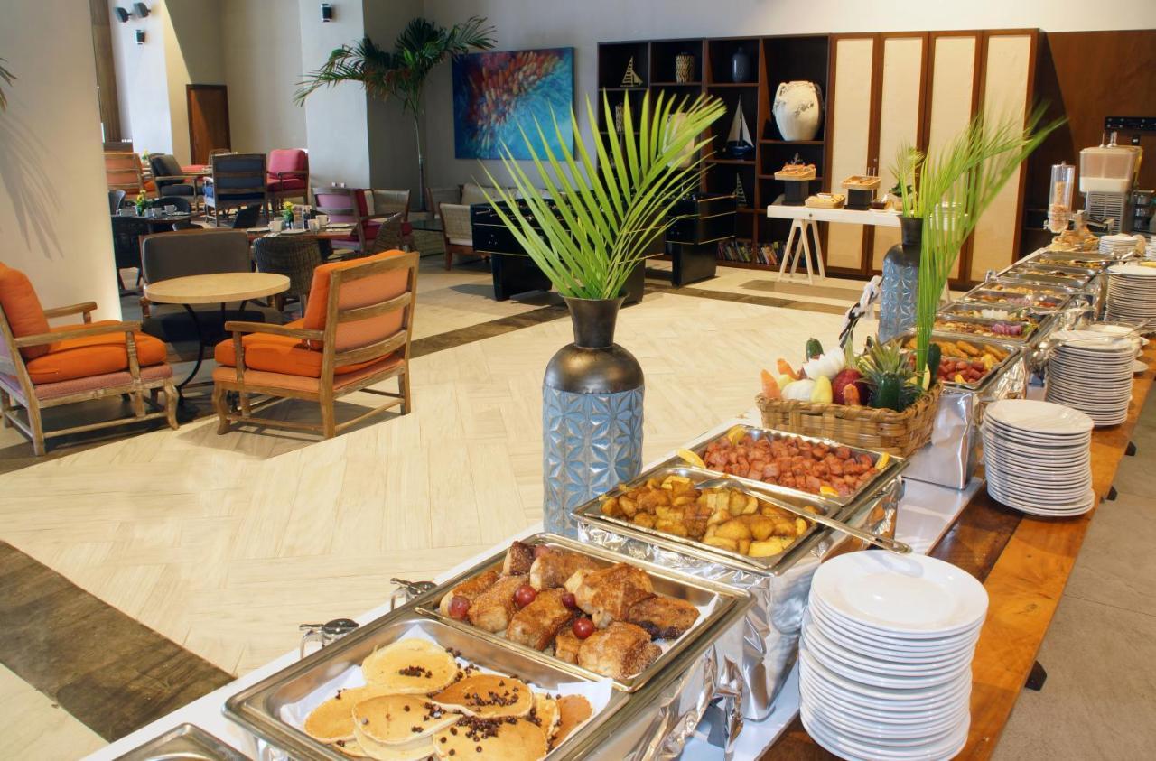 Royal Villas Resort Mazatlán Eksteriør bilde A buffet at a hotel