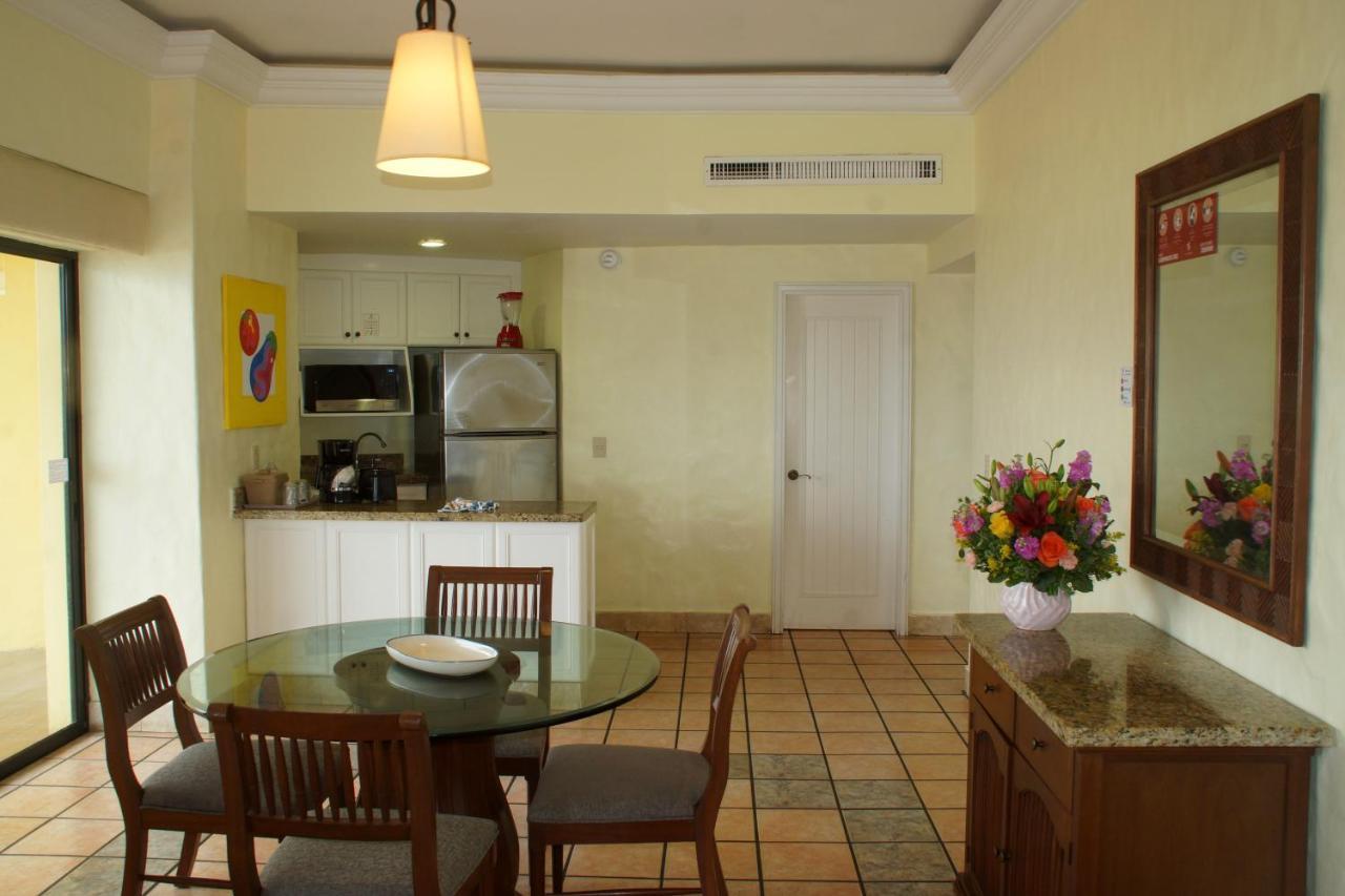 Royal Villas Resort Mazatlán Eksteriør bilde A typical kitchen in a hotel