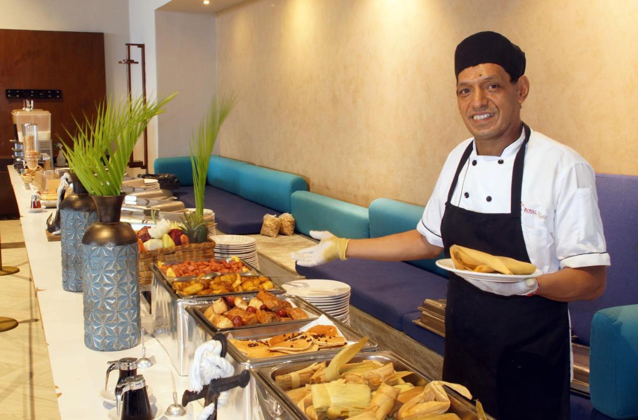 Royal Villas Resort Mazatlán Eksteriør bilde A chef at a buffet