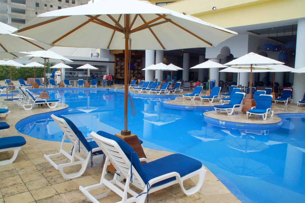 Royal Villas Resort Mazatlán Eksteriør bilde A pool at a resort