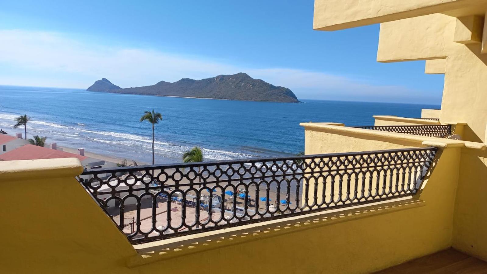 Royal Villas Resort Mazatlán Eksteriør bilde View of the island from the mainland
